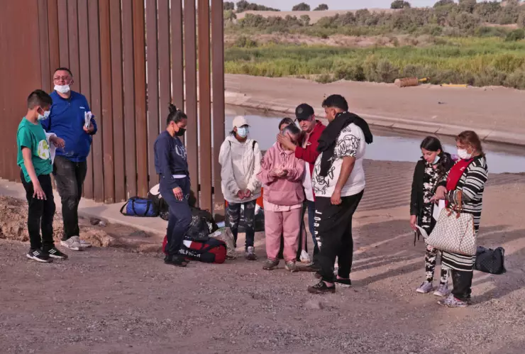 Mujer muere al caer del muro en la frontera entre México y EUA