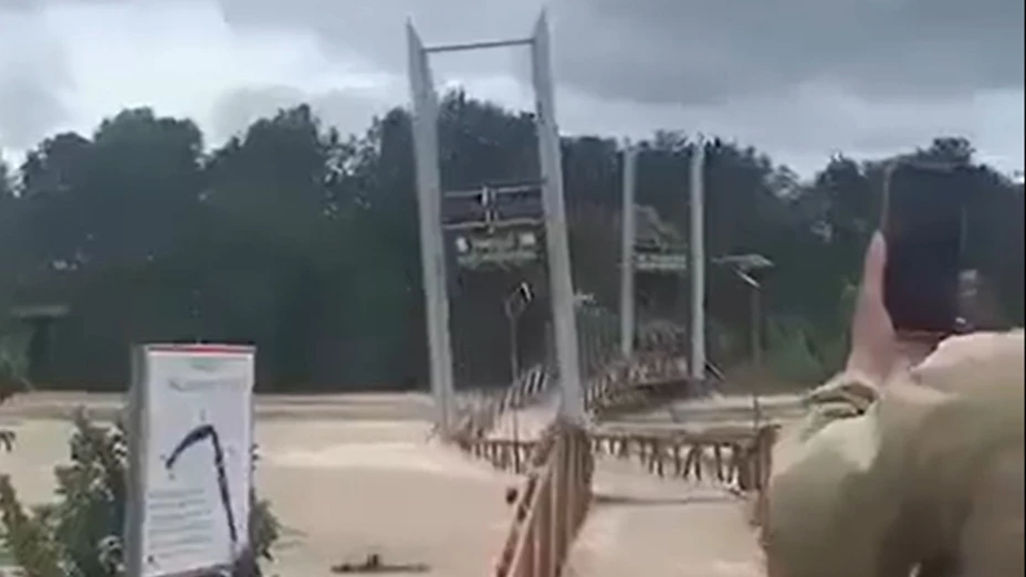 Puente colgante colapsa en Vietnam por las inundaciones.jpg