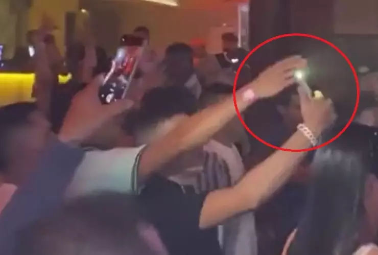 roban teléfono a joven en concierto video viral