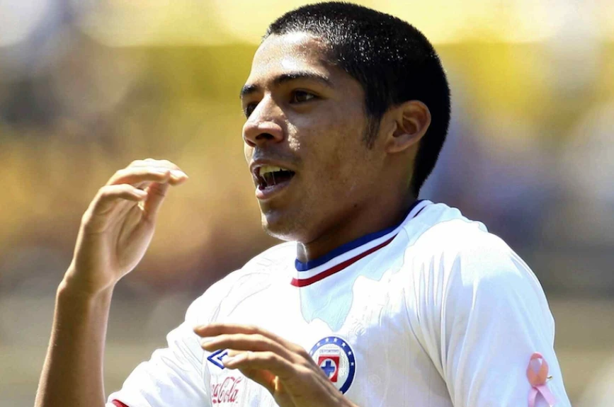 Javier Aquino con Cruz Azul en 2010, año de su debut