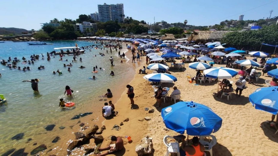 Cierran bares y reducen aforos en playas en Guerrero por semáforo rojo