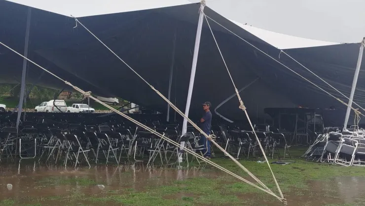 Una mujer resultó herida tras caída de lona por la lluvia durante evento en Huehuetlán El Grande