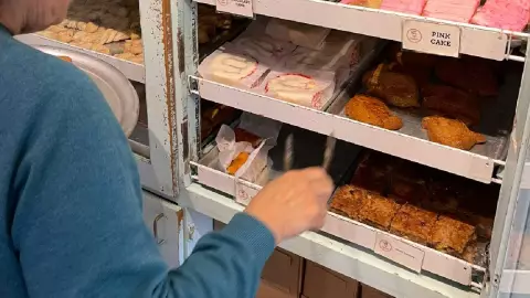 Mujeres frustran asalto en panadería con pinzas de pan