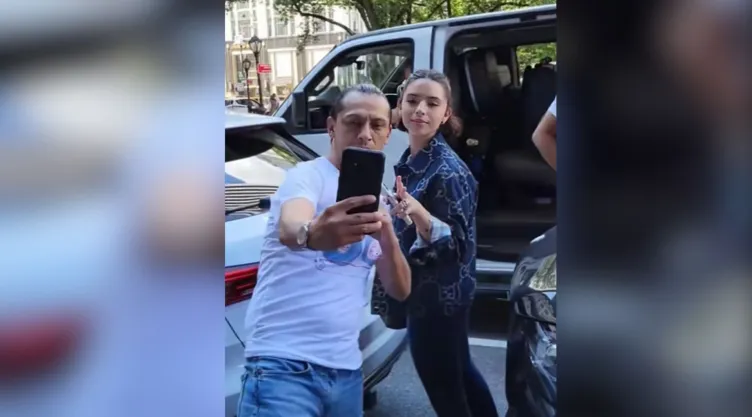 Ángela Aguilar con fan