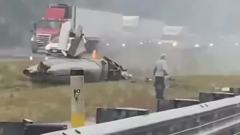 VIDEO ¡IMÁGENES FUERTES! Momento exacto en el que avioneta impacta a vehículos en Massachusetts