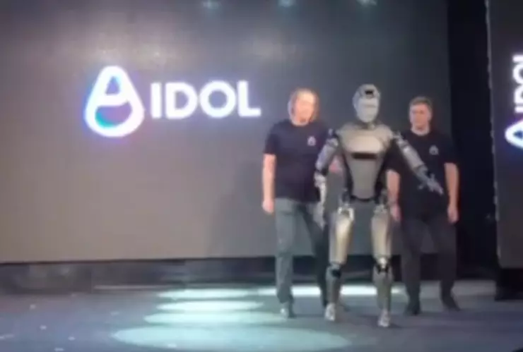 Debut accidentado de AIdol en Rusia: robot pierde equilibrio y genera discusión sobre humanoides