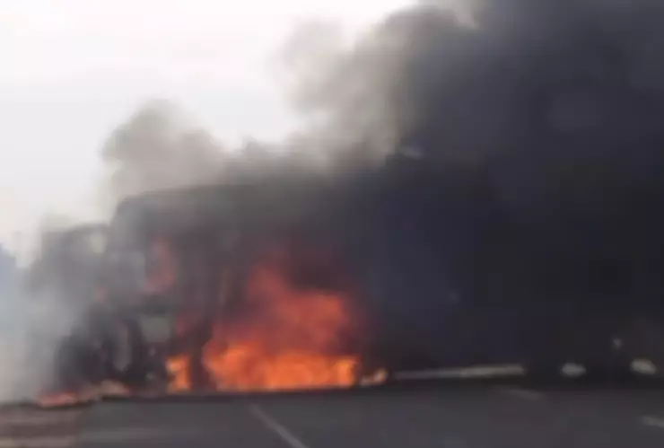 Incendio de autobús en carretera de Salvatierra-Yuriria