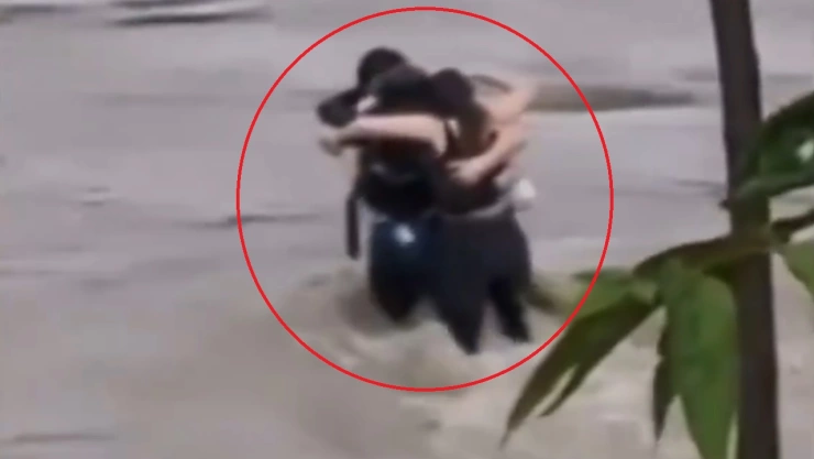 último abrazo morir ahogados amigos río italia
