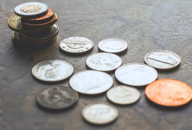 Por qué poner una moneda en la puerta principal de tu casa, según el Feng Shui.jpg