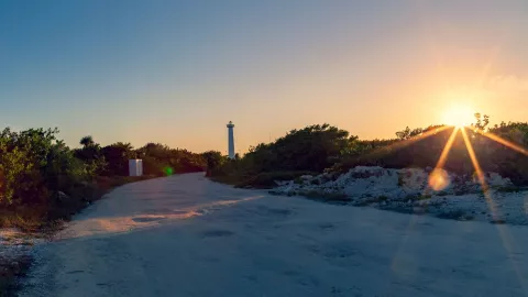 Mahahual en Quintana Roo ofrece playas serenas, buen snorkel y el encanto relajado del Caribe.