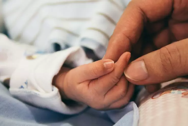 Mamá le quita la vida a su bebé de 7 meses para crear joyas con las cenizas