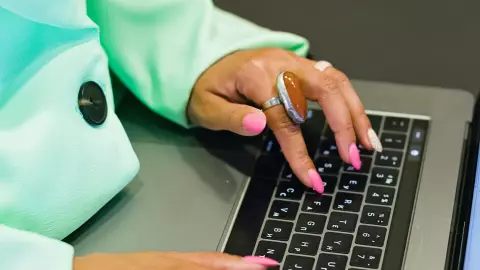 Uñas rosas con blanco en color mate.jpg