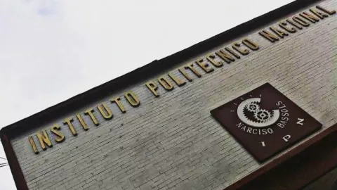 Maestro es golpeado por acosar a alumnas