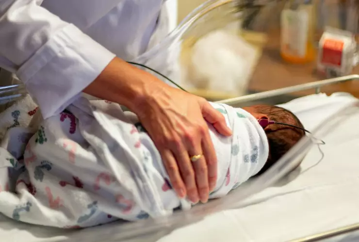 Acusan a influencer de sobremedicar a su bebé; lo hacía para ser popular en redes sociales y ganar dinero en redes