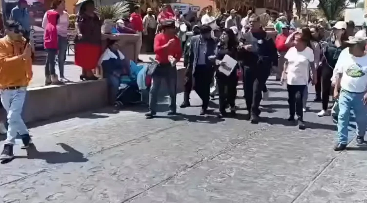 Vecinos Tepeapulco, Hidalgo retienen alcaldesa.jpg