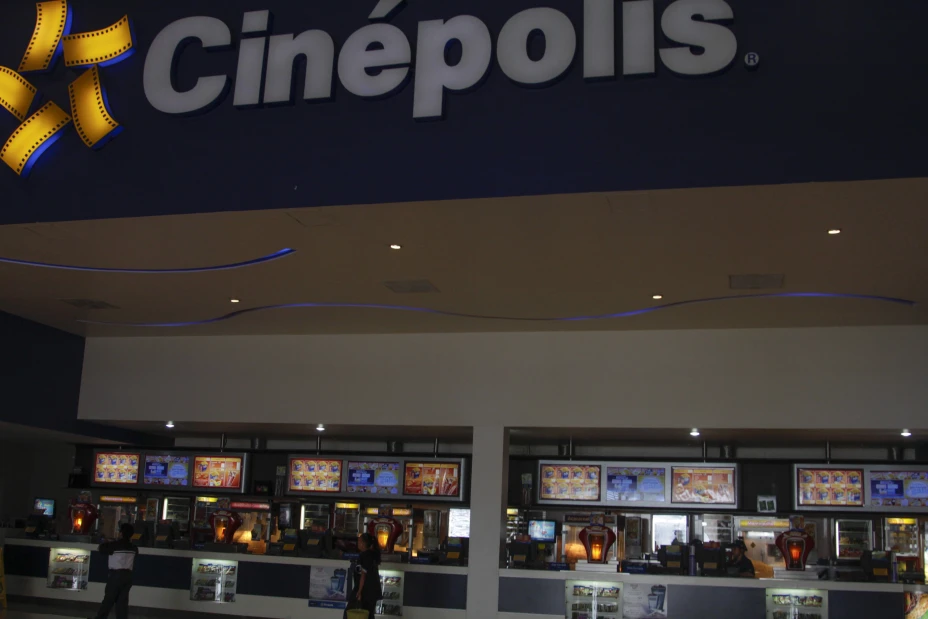 MÉXICO, D.F., 13NOVIEMBRE2012.- Fachada del Cinepolis de Plaza Ermita donde el pasado 1 de noviembre un menor de 10 años murió de un disparo de arma de fuego en la cabeza cuando se encontraba viendo una película dentro de una de las salas. El menor murió dos días después en un hospital de la colonia Roma. Las investigaciones empezaron a partir de su muerte cuando el hospital donde fue atendido dio parte a las autoridades.
FOTO: ENRIQUE ORDÓÑEZ /CUARTOSCURO.COM