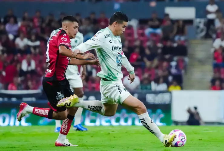 James Rodríguez en acción con León