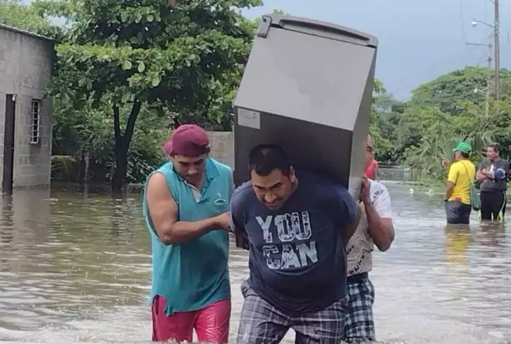 Las autoridades pidieron a los pobladores refugiarse en los albergues.