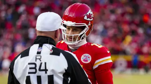 mahomes&ref.jpg