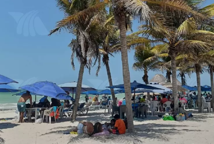 Vacaciones de Semana Santa 2024 en Yucatán_ Alta afluencia de turistas en las playas hoy 7 de abri