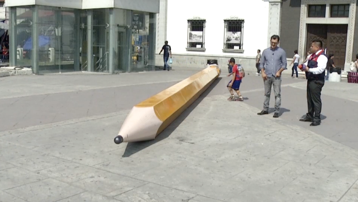 Exposición de lápiz gigante