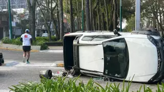 Conductor vuelca camioneta en Xalapa y huye.jpg