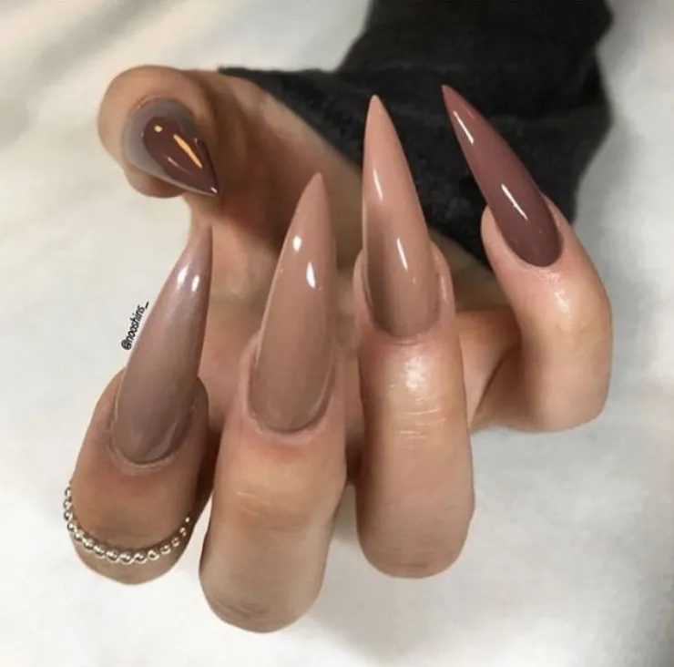 6 diseños de uñas tipo stiletto para looks extravagantes y fuera de lo común