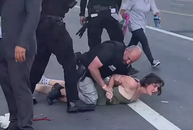 Agente de Estados Unidos tira a mujer manifestante