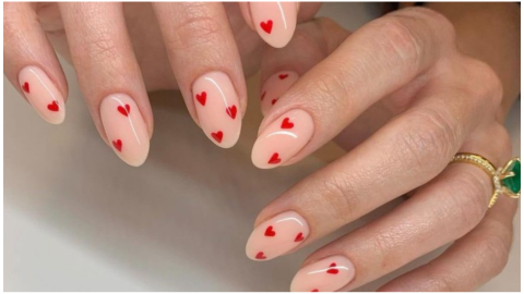 uñas nude corazones