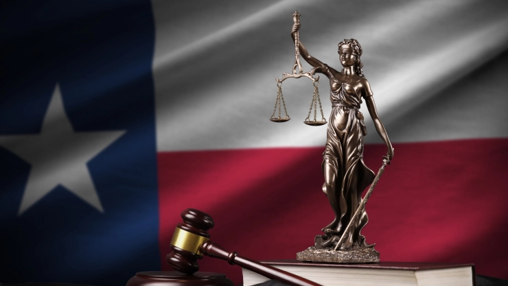 Símbolo de la justicia frente a bandera de Texas