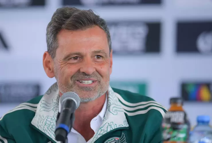 Diego Cocca con la chamarra de Selección Mexicana