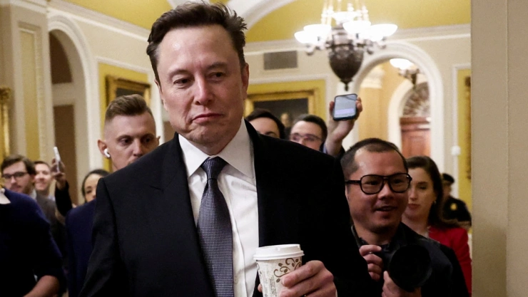 Elon Musk acudió al Capitolio de EU para buscar apoyo de senadores republicanos.