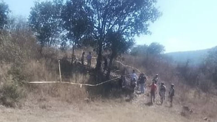 Encuentran comerciante colgado de árbol