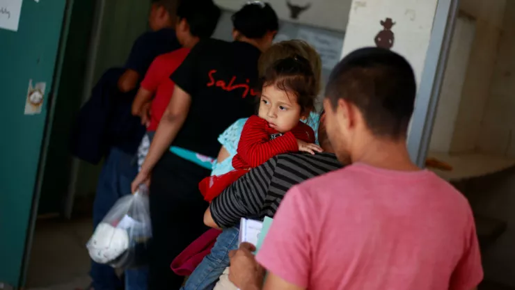 Migrantes centroamericanos hacen cola antes de ingresar a un refugio temporal, tras cruzar ilegalmente la frontera entre México y EEUU, 16 de mayo, 2019. Imagen, Reuters.