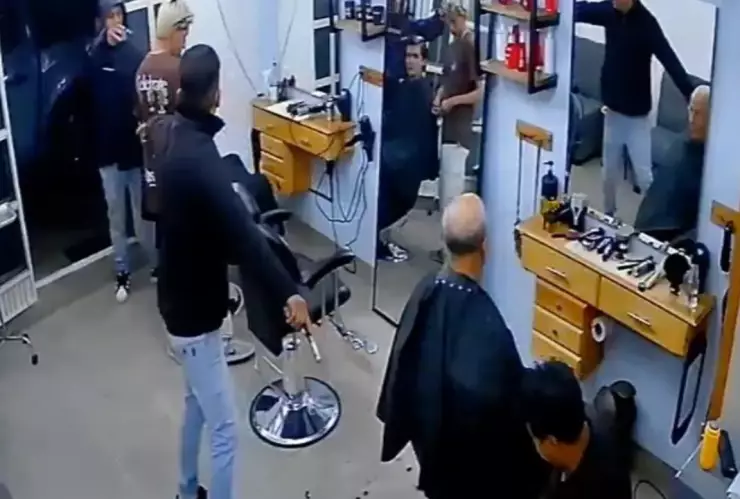 Violento asalto en barbería de Cholula, Puebla: Delincuentes armados roban dinero, celulares y camioneta