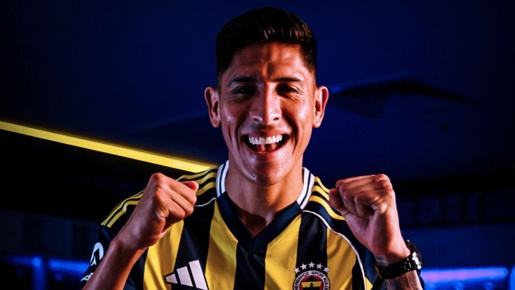 Edson Álvarez con la camiseta del Fenerbahce