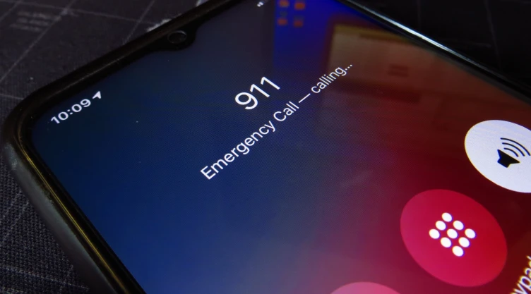 Pantalla de celular que llama al 911