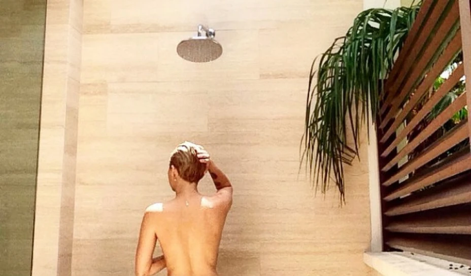 La cantante subió una imagen a su perfil de Instagram de ella bajo una regadera