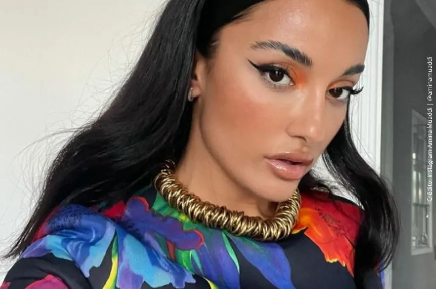 Amina Muaddi con collar..jpg