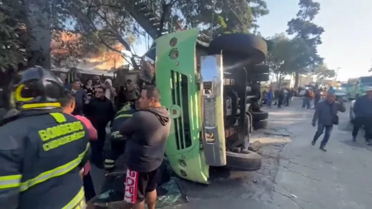 Camión de pasajeros vuelca en la carretera México-Cuernavaca; hay varios lesionados