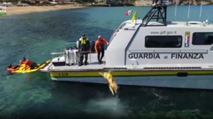 Entrenamiento de rescate naval con perros y policías en la Toscana (VIDEO)
