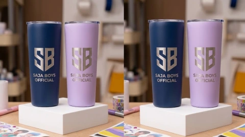 Grabado o calcomanía minimalista con el logotipo del grupo