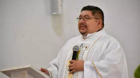 Hombres armados persiguen al sacerdote Filiberto Velázquez en carretera de Chiapas.