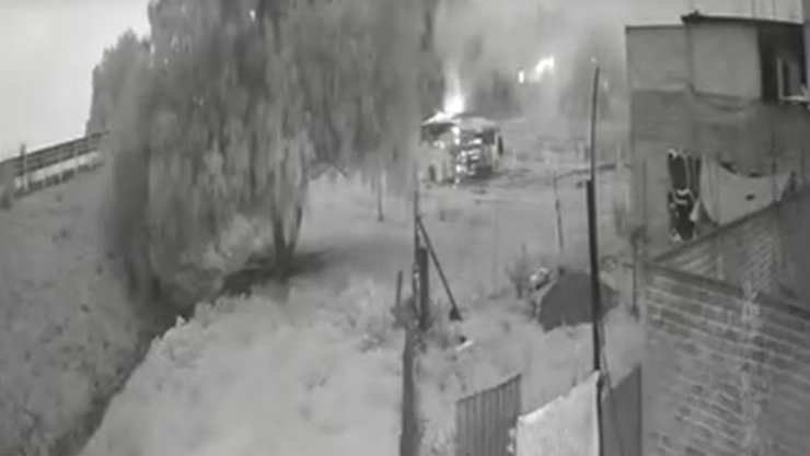 Una cámara captó el momento de la explosión en el polvorín clandestino en Tultepec.