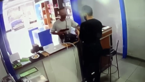 VIDEO: Dueño de tienda dispara por la espalda a un ladrón que intentó huir
