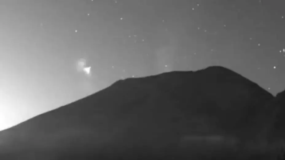 ¿Aliens? Captan extraño triángulo de luz que sobrevuela el volcán Popocatépetl