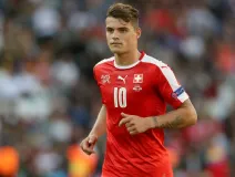 Granit Xhaca porta la camisa con el numero 10 de la selección Suiza