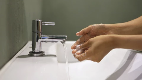 Mujer lavando sus manos con agua en California