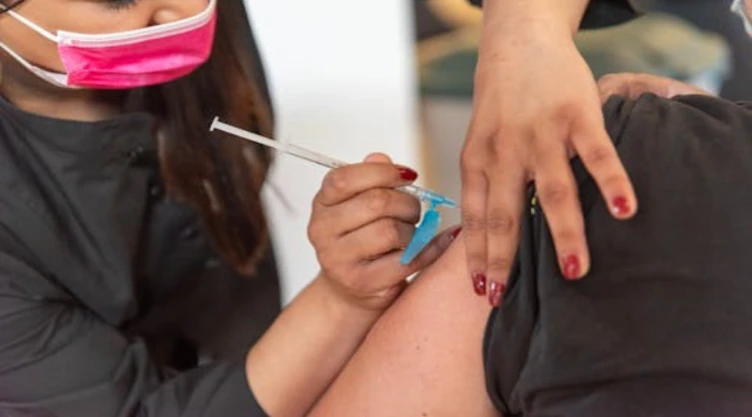 La importancia de la vacuna contra el VPH: Prevención de cáncer en hombres y protección contra infecciones.