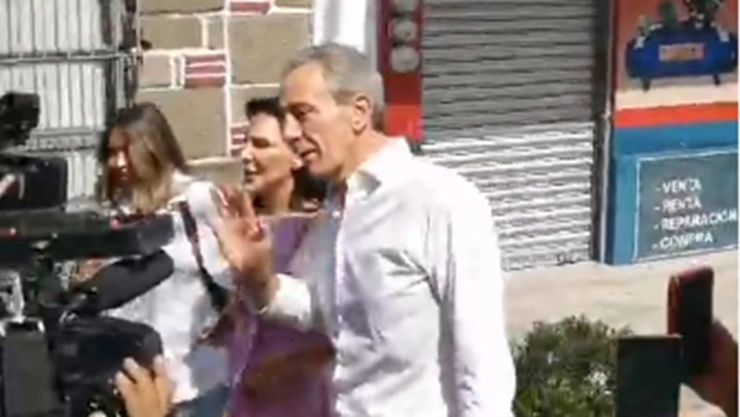 Llega a votar Pepe Chedraui, candidato a la presidencia municipal de Puebla